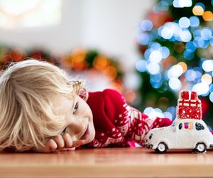 Geschenke-Overload: Warum zu viele Geschenke Kinder unglücklich machen können