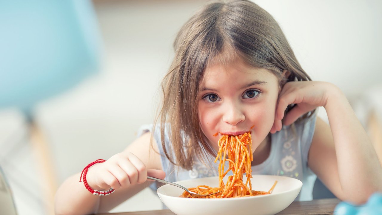 Picky Eating Studie: Kind isst Spaghetti mit Tomatensauce