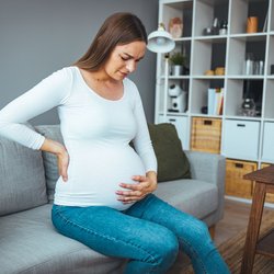 Geschwollene Schamlippen in der Schwangerschaft: Ursachen, Symptome & Behandlung
