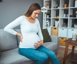 Geschwollene Schamlippen in der Schwangerschaft: Ursachen, Symptome & Behandlung