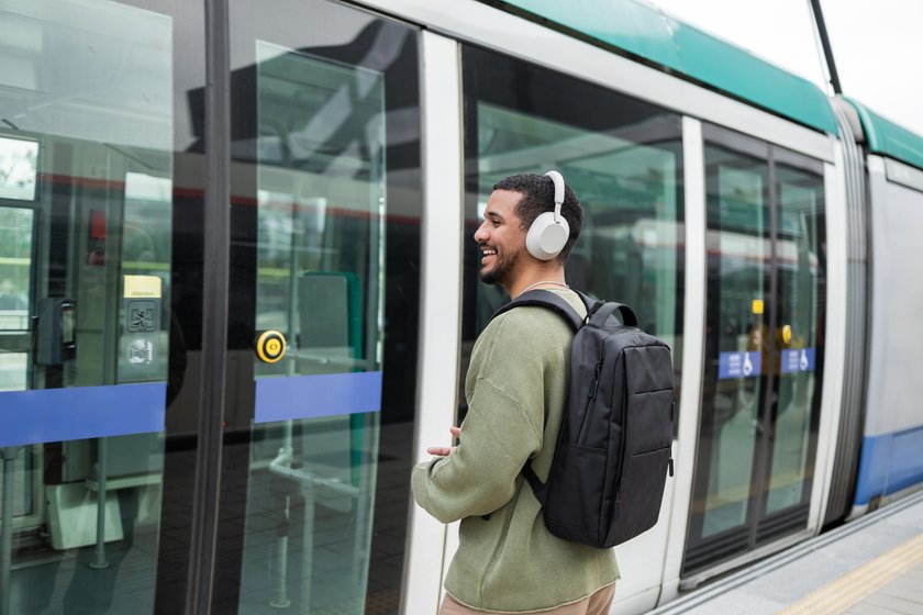 Junger Mann auf dem Weg zur Arbeit
