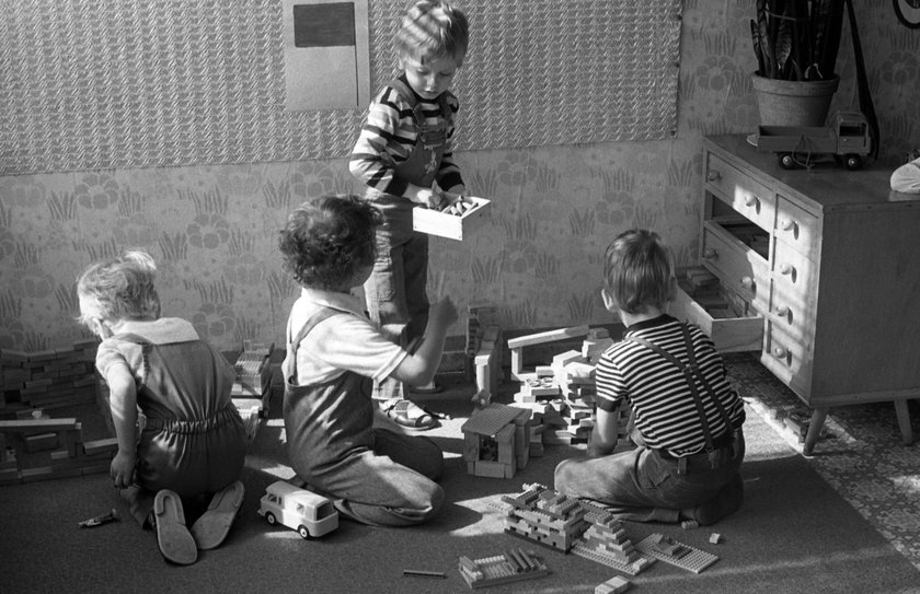  01.08.1984, Berlin, DDR - Jungen spielen in einem Kindergarten mit Bausteinen.