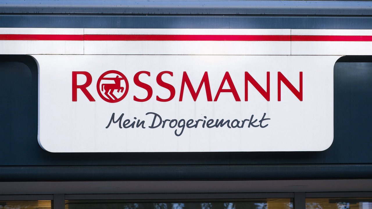 Bei Rossmann bekommst du aktuell eine flauschige Kuscheldecke mit leuchtenden Sternen fürs Kinderzimmer.