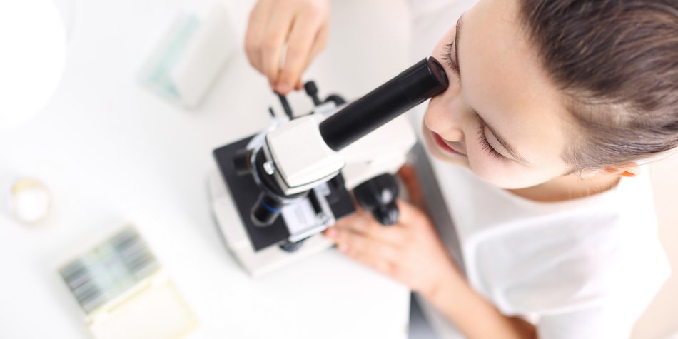 Mikroskop für Kinder: Das sind unsere Favoriten für kleine Forscher*innen