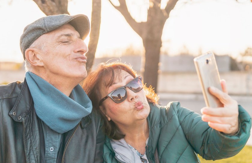 Älteres Paar beim lustigen Selfie-machen
