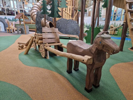 Sauerland mit Kindern: Wo heute Kinder auf einem fantasievollen Indoorspielplatz toben, standen früher die Pferde des Familotel. 