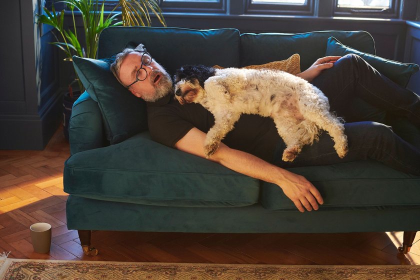 Tipps gegen Lustlosigkeit beim Mann: Mann und Hund schlafen auf der Couch