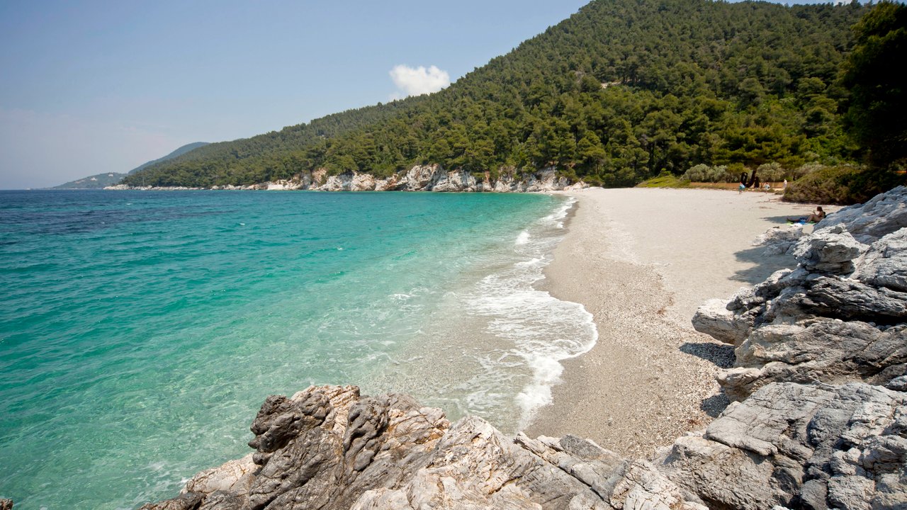 Strand Gialos Kastani auf der Insel Skopelos, Griechenland.