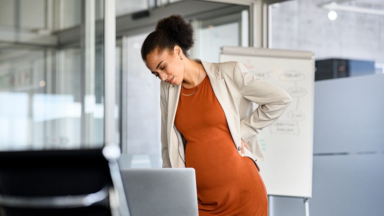 Mutterschutz Dauer: Schwangere Frau im Büro