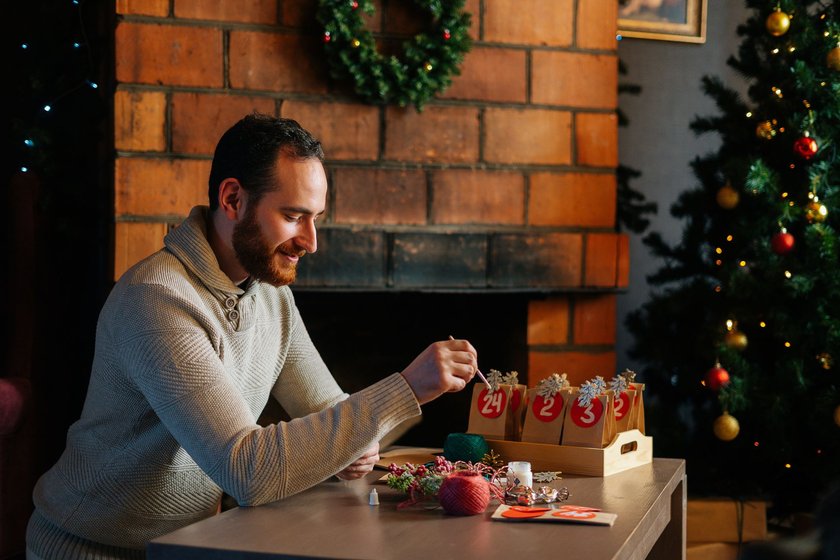 Adventskalender für Papas: Vater freut sich über seinen Adventskalender