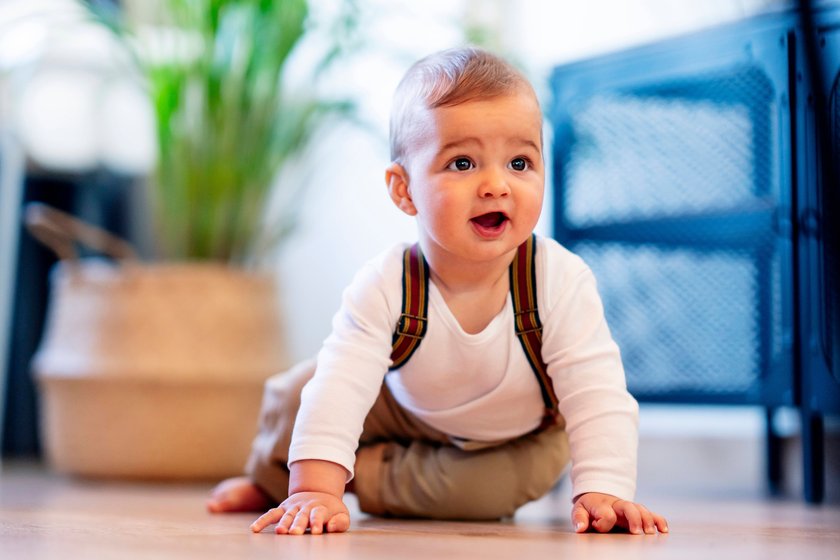 Ein süßes Baby auf dem Boden