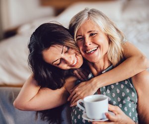 Psychologie: 6 Wege, wie Eltern mit ihren erwachsenen Kindern verbunden bleiben