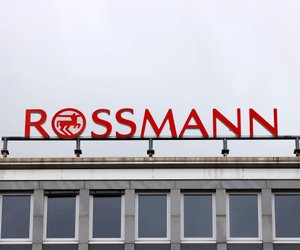 Die Solar-Schwimmkugeln im 2er-Set von Rossmann zaubern Gemütlichkeit in den Garten