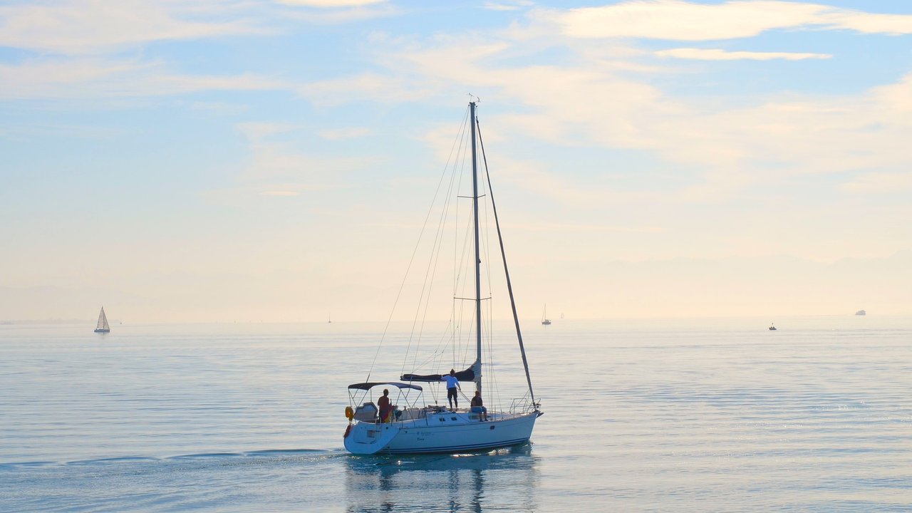 Ist der See groß genug, kann man mit einem Boot übers Wasser fahren.