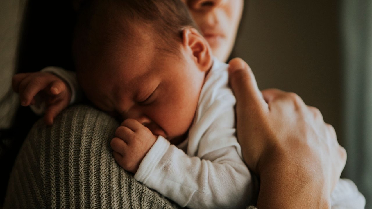 Mutter hält ihr Baby im Arm