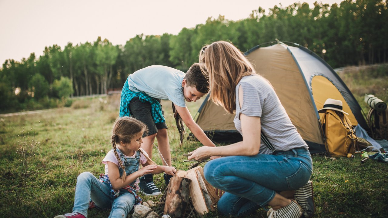 Bei Rossmann gibt es praktische Outdoor-Tischleuchten fürs Camping.