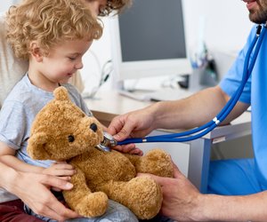 Ein Arztbesuch steht an? 9 Ideen, wie ihr und eurer Kind den Termin entspannt(er) meistert