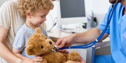 Euer Kind hat Angst vorm Arzt? 9 Wege, den Arztbesuch entspannter zu gestalten