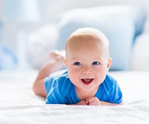 Baby in Bauchlage: Warum diese Lage wichtig für die Entwicklung ist