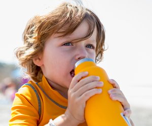 Trinkflasche für Kinder: Das sind die besten Flaschen aus Metall, Kunststoff und Glas