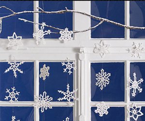 Schneeflocken häkeln: Winterdeko fürs Fenster