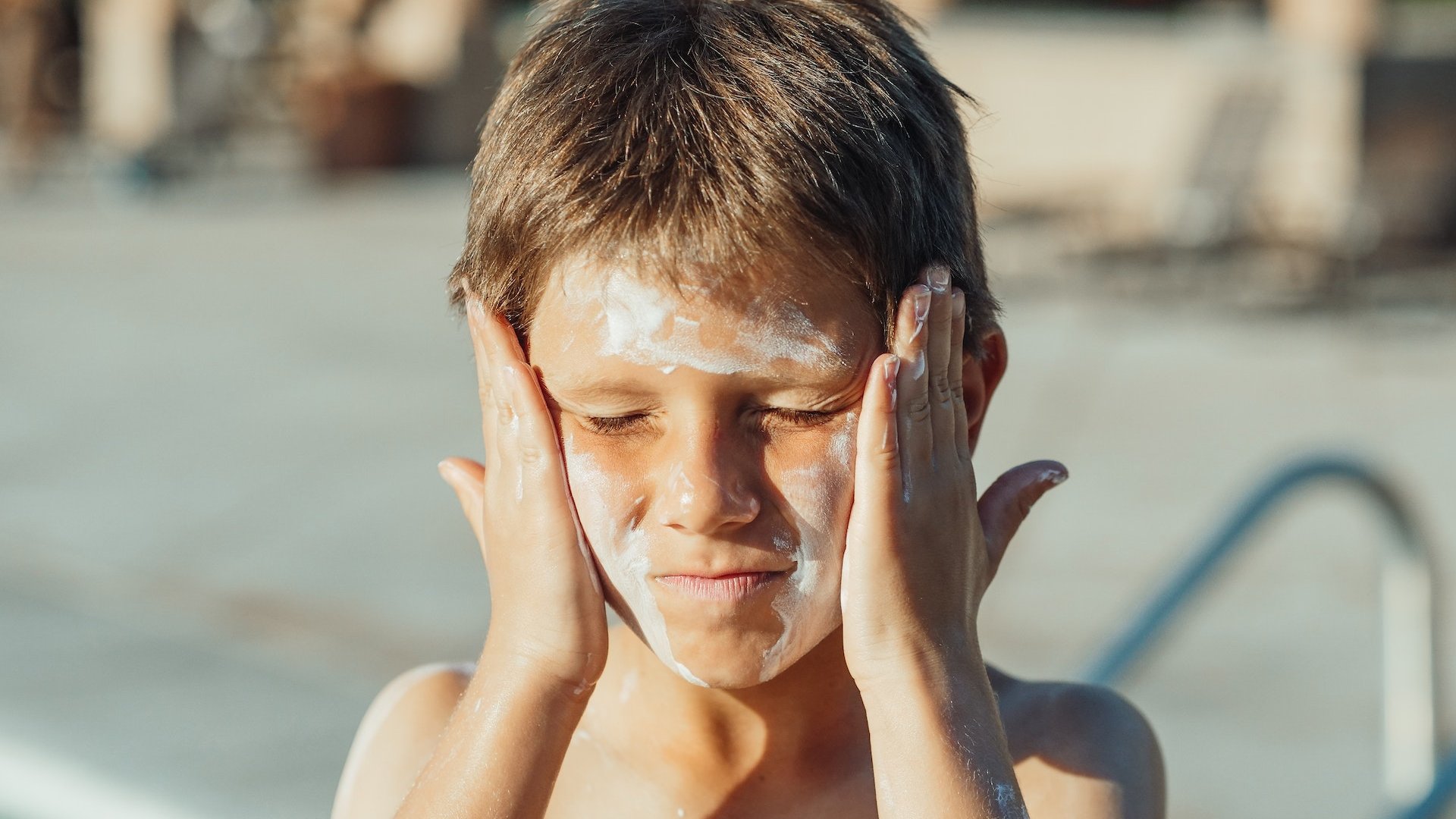 SonnencremeFlecken entfernen Mit diesen Tricks und Hausmitteln kein Problem