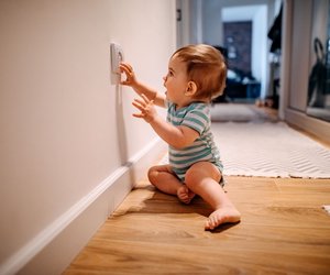 Die beste Kindersicherung für Schrank, Ecken & Herd laut Ökotest