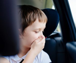 Reisekrankheit: 5 einfache Tipps für Eltern, wenn Kindern im Auto schlecht wird