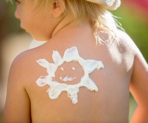 Kinder-Sonnencremes, die bei Ökotest durchfallen: Auch die von Rossmann ist dabei