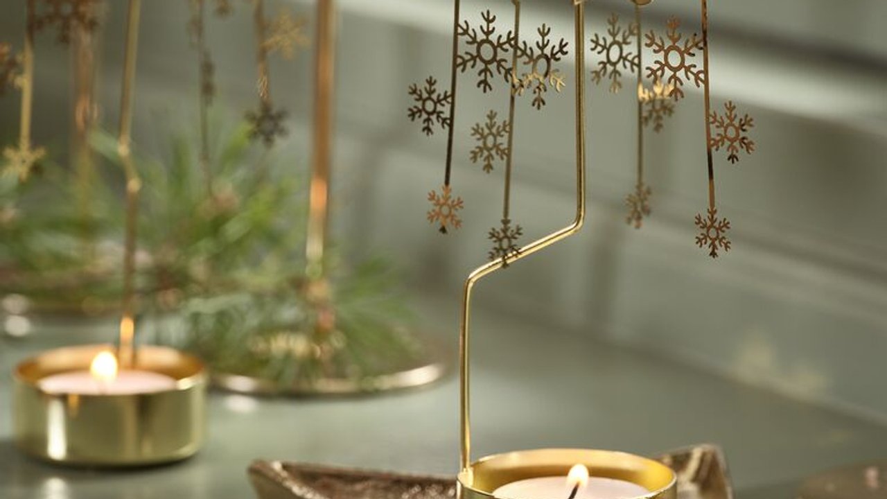 Bei Jysk gibt es die weihnachtliche Teelicht-Pyramide für unter 10 Euro.