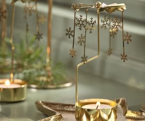 Dieser goldene Jysk‑Teelichthalter bringt festliche Gemütlichkeit