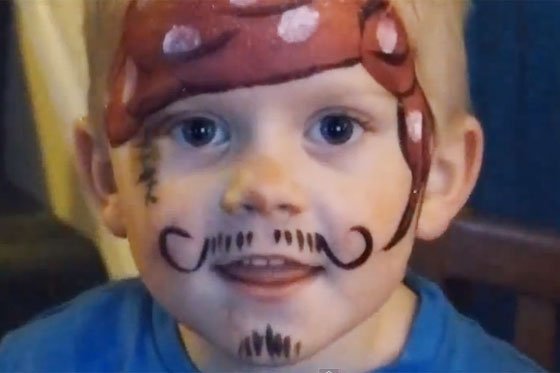 Kleinkind zum Pirat schminken