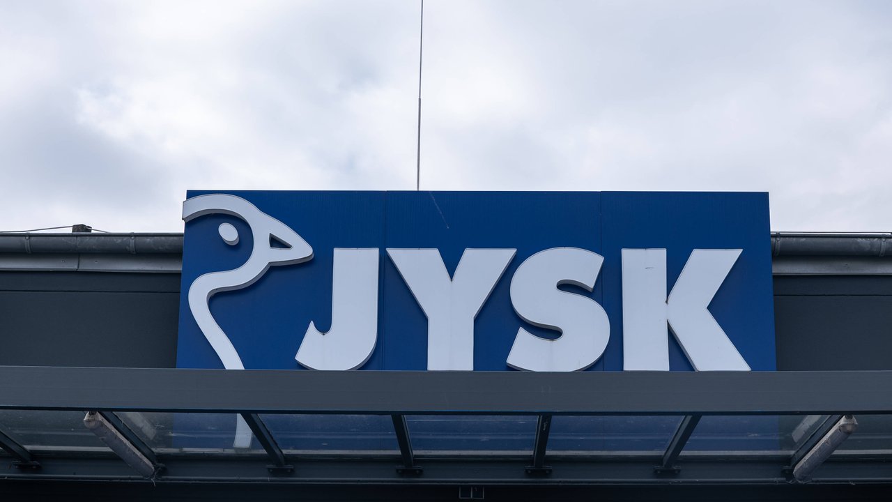 Mit dem floralen Zierkissen von Jysk zauberst du Hygge in dein Zuhause.