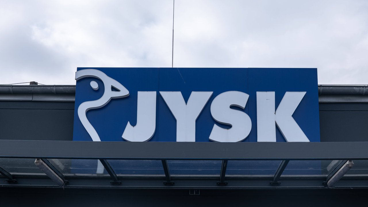 Mit dem floralen Zierkissen von Jysk zauberst du Hygge in dein Zuhause.