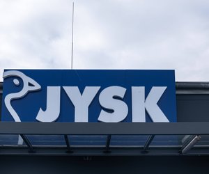Dieses farbenfrohe Zierkissen von Jysk ist ein toller Hingucker fürs Sofa