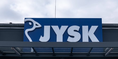 Stylisch und gemütlich: Dieses Zierkissen von Jysk macht dein Sofa zum Hingucker