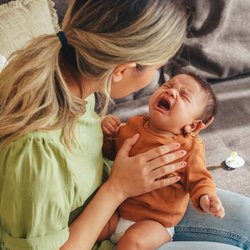 Dein Baby hat Bauchschmerzen? 4 mögliche Gründe und was dann hilft