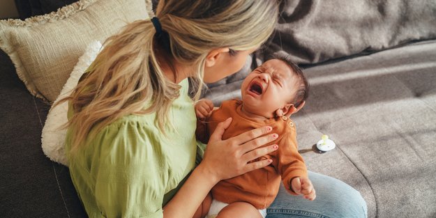 Dein Baby hat Bauchschmerzen? 4 mögliche Gründe und was dann hilft