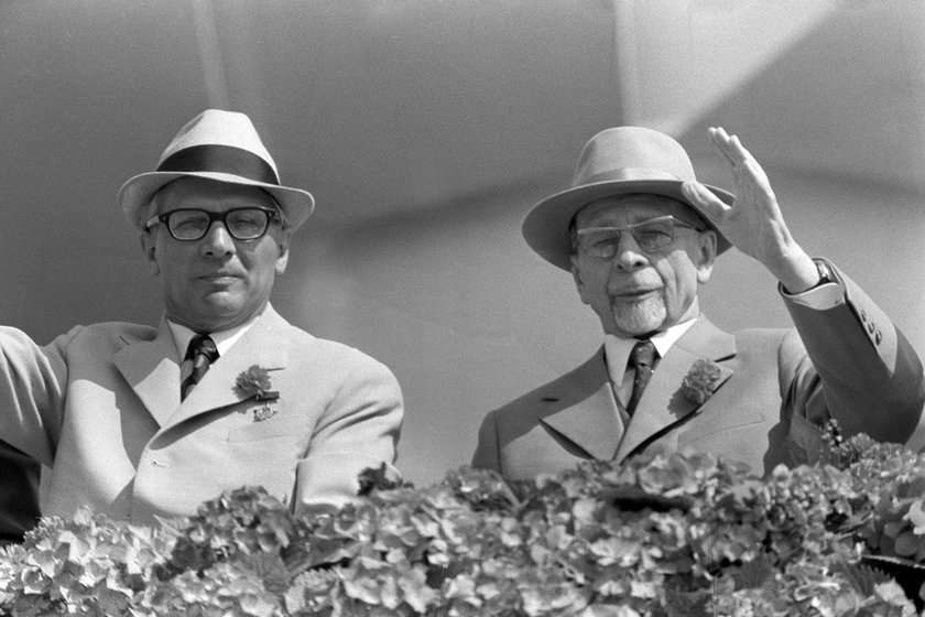  Erich Honecker li., GDR/1. Sekretär des ZK der SED und  Walter Ulbricht GDR/SED/Staatsratsvorsitzender der DDR winken von der Tribüne anlässlich der Parade zum 1. Mai in Berlin