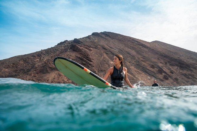 Fuerteventura - Frau beim Surfen