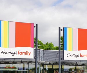 Am See glänzen mit Stil: Das Fransen-Strandtuch von Ernsting's family ist dabei