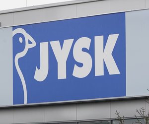 Blickfang von Jysk: Diese Porzellan-Tischlampe sieht teuer aus