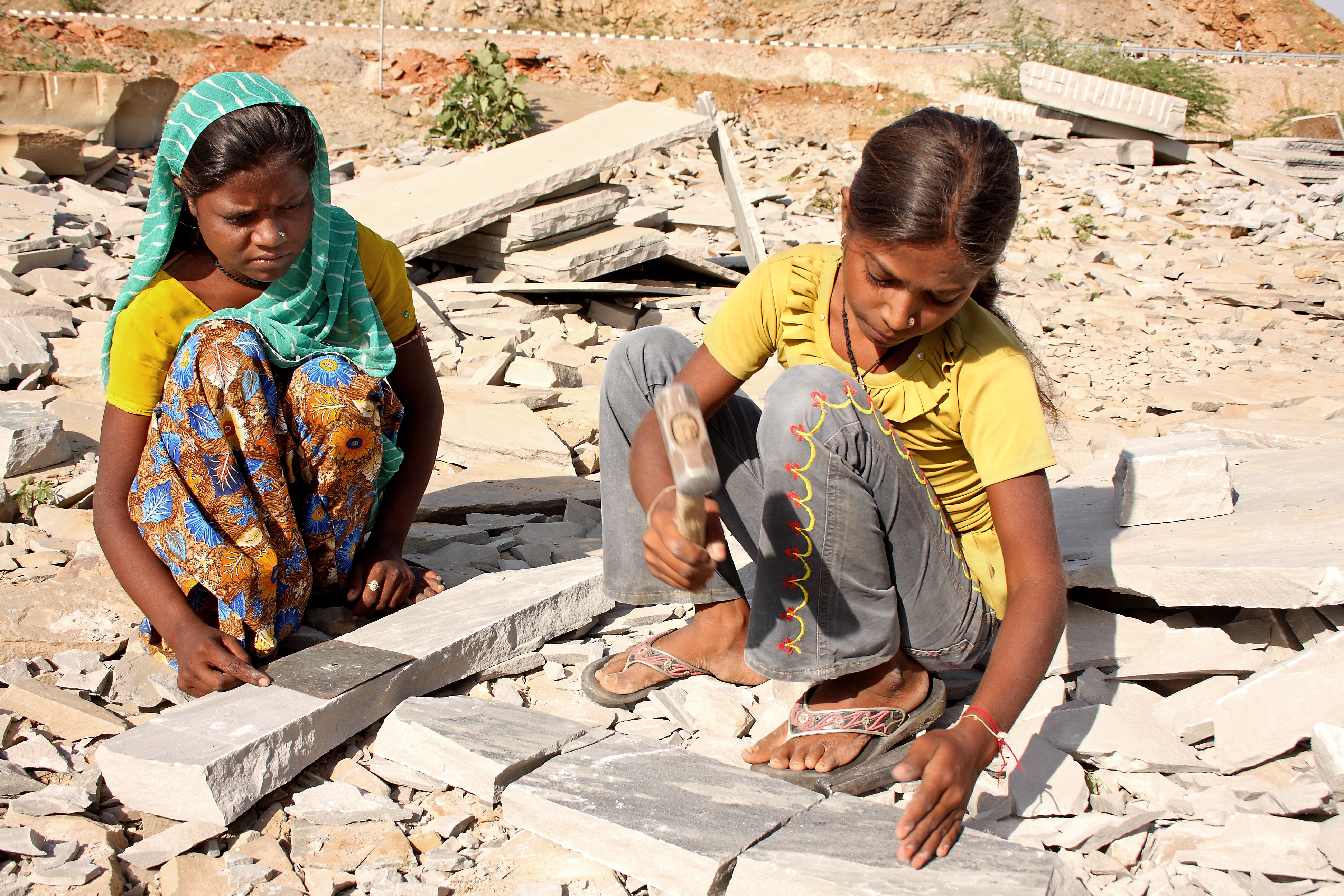Kinderarbeit in Indien: Zwei Mädchen im Steinbruch