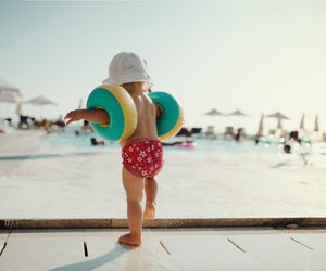 Schwimmhilfen: Mit diesen Modellen ist euer Kind im Wasser gut geschützt