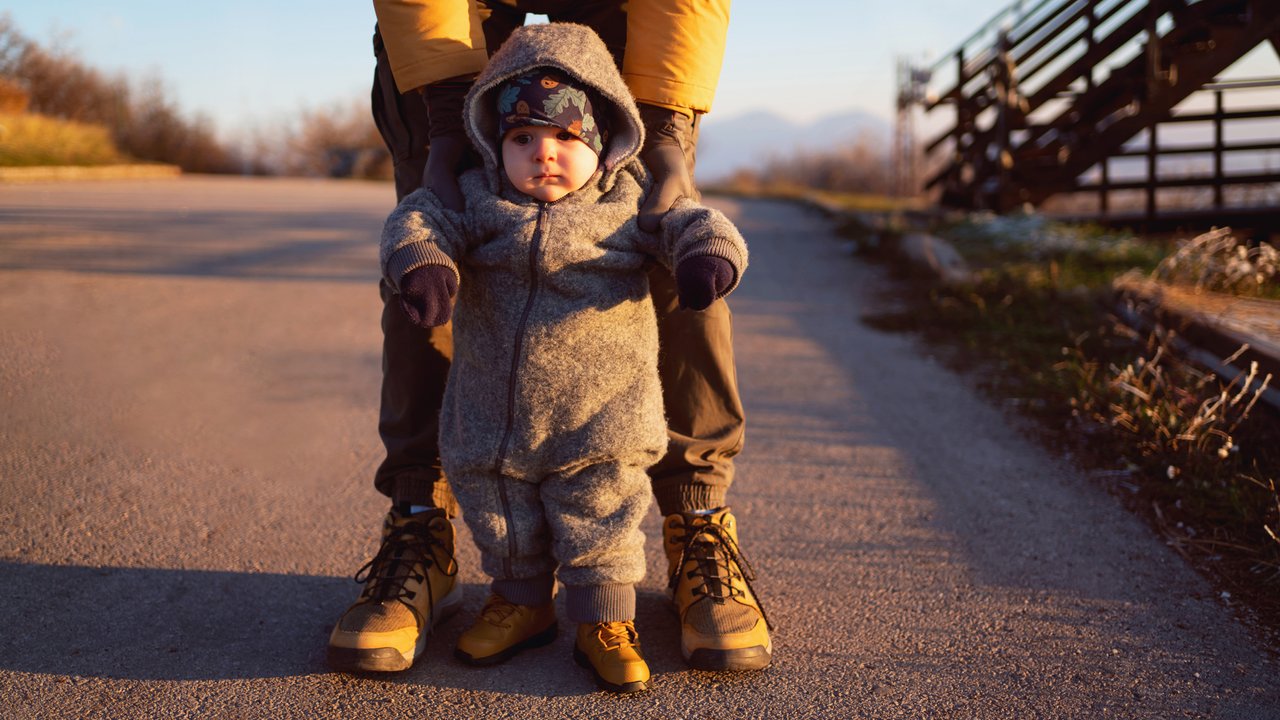 Wollwalk-Anzug: Baby läuft mit Mama