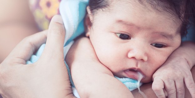 Speihkinder sind Gedeihkinder? Wann das stimmt und ab welchem Punkt die Alarmglocken schrillen müssen