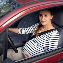 Autofahren in der Schwangerschaft: Nur mit Gurt unterm Bauch!