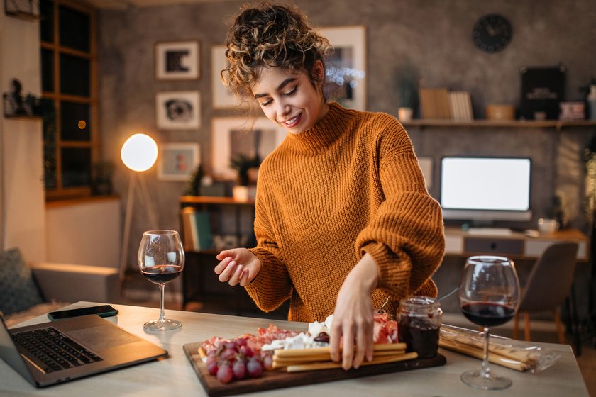 Junge Frau bereitet das Essen in ihrer Küche vor