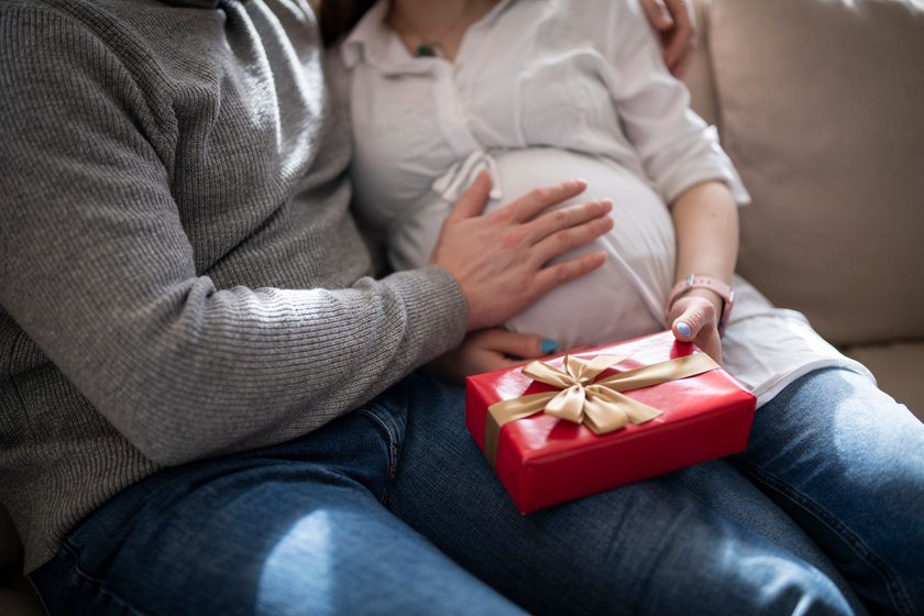 Muttertagsgeschenk für werdende Mütter: Mann gibt schwangeren Frau Geschenk