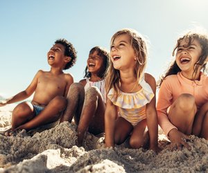 Badeschuhe für Kinder: Die schönsten Strandschuhe von Amazon, Decathlon, H&M bis Otto